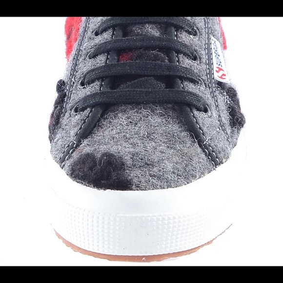 Superga Size 6 Ladies Microfleece Flower shoes NWT - Picture 3 of 6